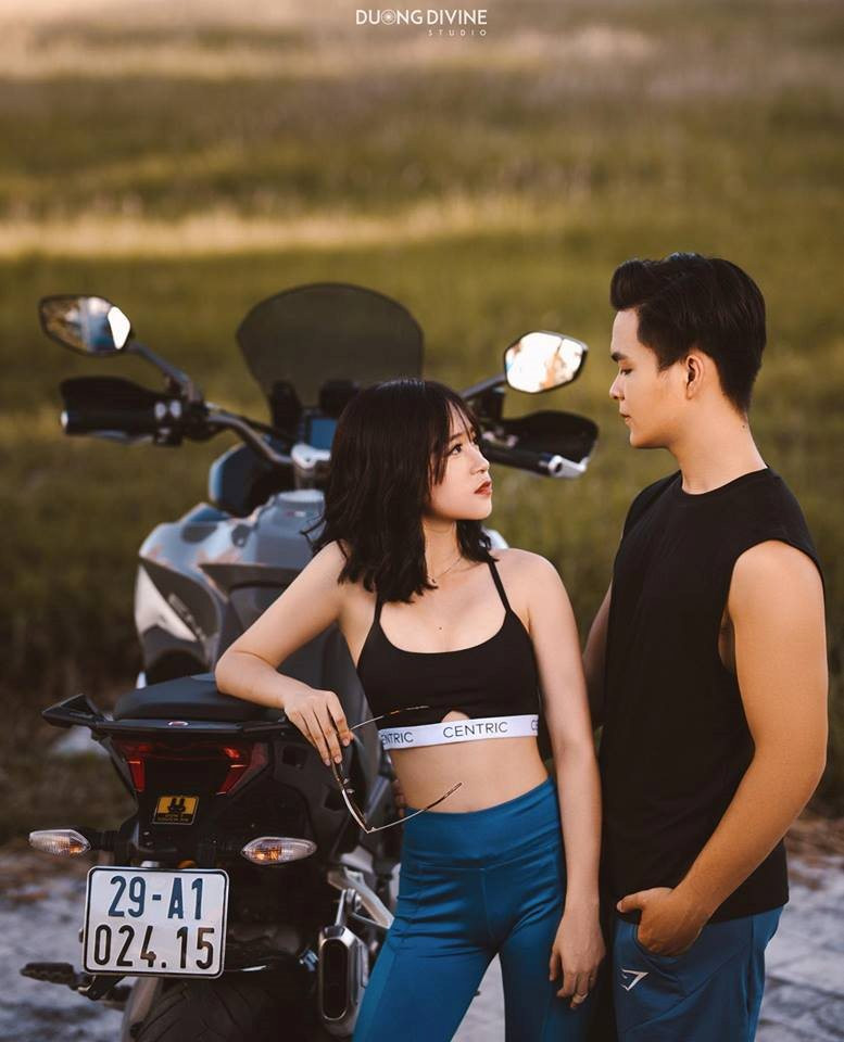Cặp đôi phối hợp rất ăn ý với nhau bên chiếc xe phân khối lớn. Thể hiện sự khỏe khoắn, năng động của giới trẻ. Có thể thấy, cả 2 không ngại trao nhau những cái ôm, cái hôn tình cảm qua các shoot hình.