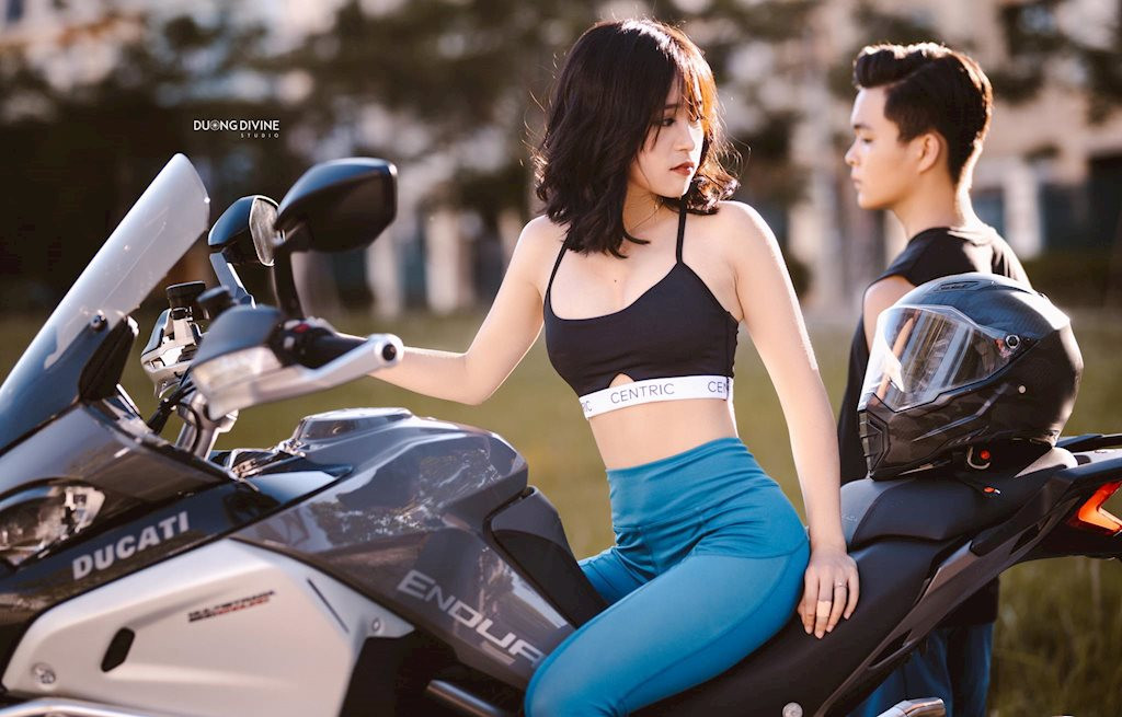 Quen nhau từ hồi lớp 8 vì học cùng trường cấp 2, hai bạn trẻ lân la nói chuyện trên facebook rồi thích nhau lúc nào không biết. Diễm Quỳnh chia sẻ “Sở thích chung của 2 đứa lúc mới yêu là ăn uống nên cứ gặp nhau là rủ nhau đi ăn, chẳng mấy chốc mà bọn mình đều tăng cân không kiểm soát. Sau đấy lên đại học thì bọn mình quyết tâm đi tập để lấy lại vóc dáng cũng như để khỏe mạnh hơn”.