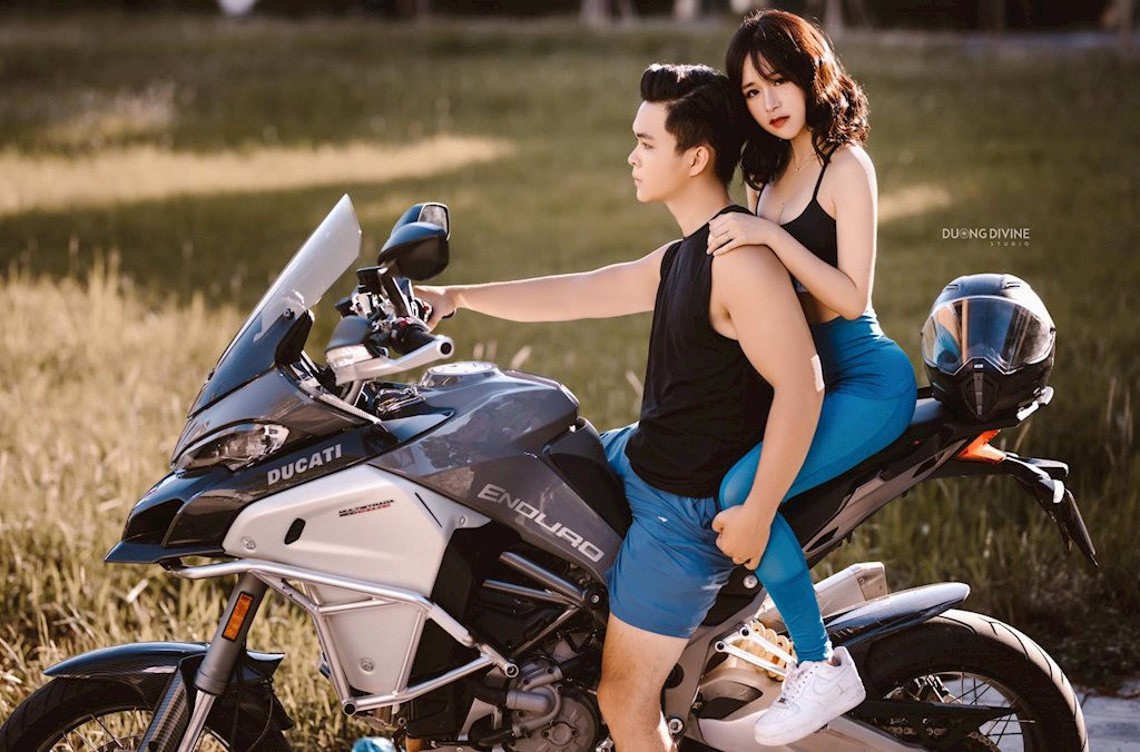 Yêu nhau được gần 6 năm, cả hai bạn trẻ đều yêu thích thể thao nên đã quyết định thực hiện bộ ảnh mang phong cách fitness đầy trẻ trung và cá tính.