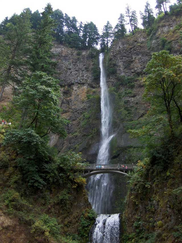  6.Cầu Benson, Mỹ: Cây cầu nổi tiếng với một vị trí độc đáo và đẹp như tranh vẽ, đứng từ trên cây cầu, du khách có thể thoải mái phóng tầm mắt nhìn ngọn thác cao hùng vĩ trước mặt.