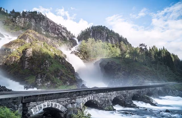  7.Cầu Latefossen, Na Uy: Tại nơi này, 2 dòng chảy của một con thác song song đổ đập xuống, xuyên qua cây cầu Latefossen tạo nên một khung cảnh rất ấn tượng. Cây cầu này cũng chính là một phần trong tuyến đường cao tốc, khiến nơi đây trở thành điểm đến được rất nhiều người yêu thích.