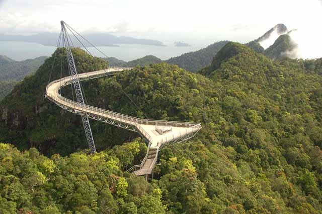  2.Cầu Sky, Malaysia: Chính phủ Malaysia khởi xướng nhằm thu hút khách du lịch. Với lối thiết kế độc đáo, cây cầu chỉ được hỗ trợ bởi 1 cột trụ bằng thép và 8 dây cáp, kéo dài qua nhiều ngọn núi nên trở thành một địa điểm hấp dẫn nhất ở Malaysia.