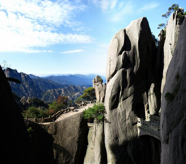  11.Cầu nằm trên núi Hoàng Sơn, Trung Quốc: Có thể nói rằng những người tạo nên cây cầu này là bậc thầy, người ta đẽo khắc núi đá thành cây cầu tuyệt đẹp. Nơi này đã được đạo diễn James Cameron lấy làm bối cảnh trong bộ phim nổi tiếng Avatar.