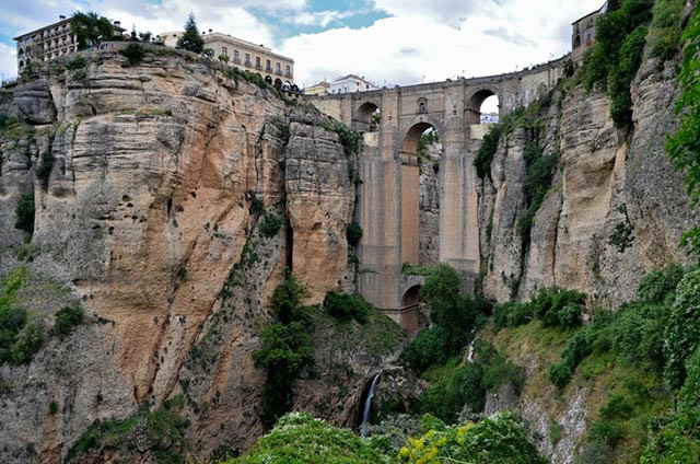  12.Cầu Puente Nuevo, Tây Ba Nha: Tuyệt tác kiến trúc này mất đến 34 năm để hoàn thành, ngày nay nó trở thành một điểm đến thu hút khách du lịch từ khắp mọi nơi trên thế giới.
