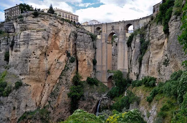  12.Cầu Puente Nuevo, Tây Ba Nha: Tuyệt tác kiến trúc này mất đến 34 năm để hoàn thành, ngày nay nó trở thành một điểm đến thu hút khách du lịch từ khắp mọi nơi trên thế giới.