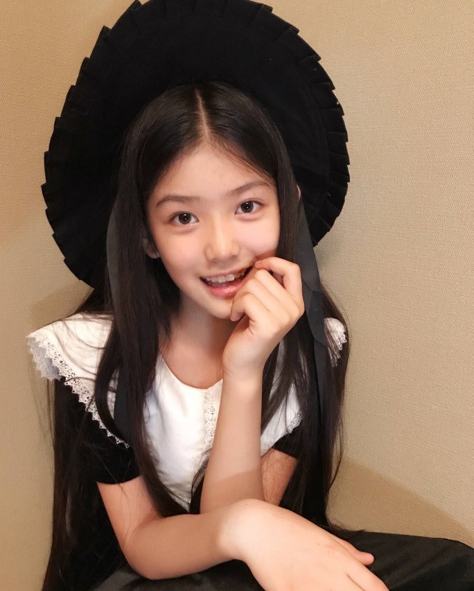 Sở hữu chiều cao đáng mơ ước, thân hình mảnh mai như người mẫu, nếu không biết thì có lẽ không ai tin cô bé Uẩn Trác chỉ mới 12 tuổi. Khuôn mặt khả ái và đôi mắt hút hồn bất cứ ai từ lần chạm mặt đầu tiên.