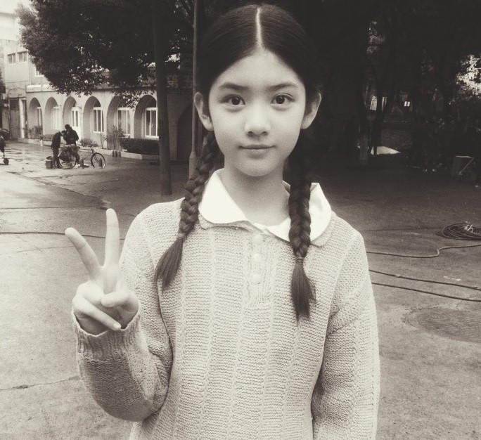 Không cần trang điểm cầu kỳ, Uẩn Trác vẫn rạng ngời trong từng khung hình, kể cả ảnh hậu trường.