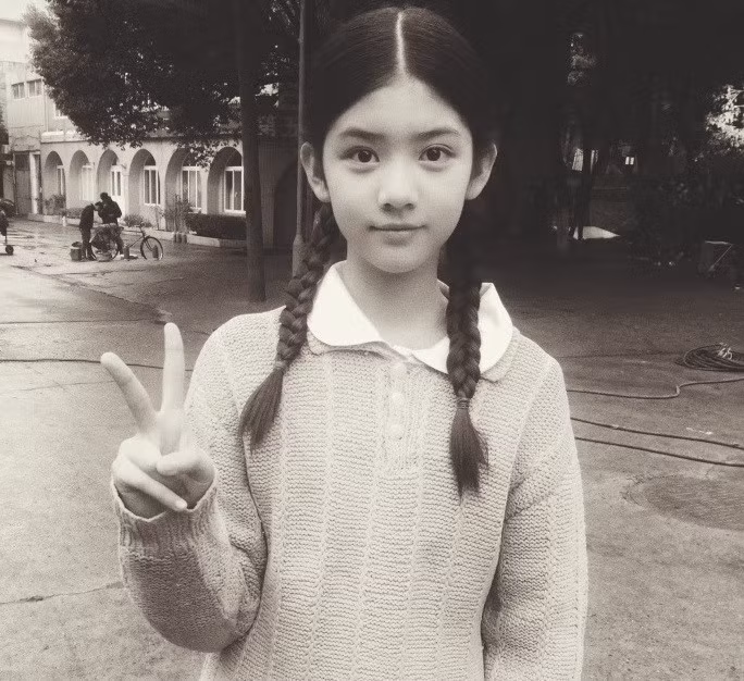 Không cần trang điểm cầu kỳ, Uẩn Trác vẫn rạng ngời trong từng khung hình, kể cả ảnh hậu trường.