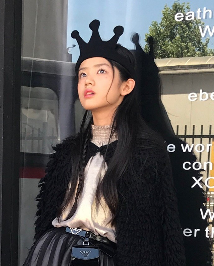 Từ diễn xuất đến thần thái mỗi khi lên hình, cô bé đầy triển vọng không những trở thành diễn viên nổi tiếng trong tương lai mà còn có thể theo đuổi nghiệp người mẫu.