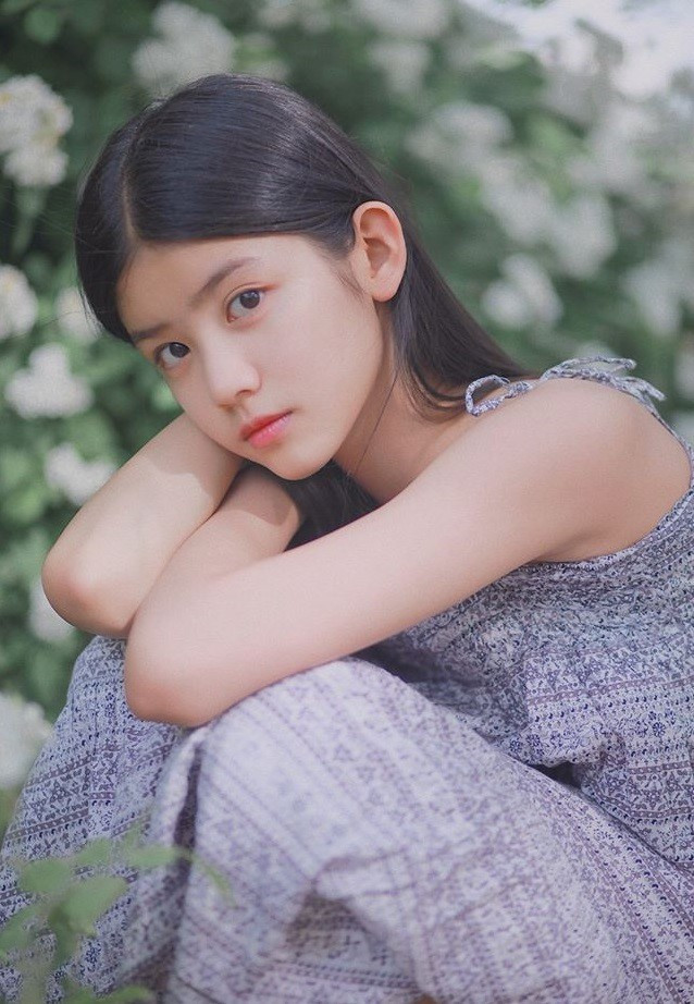 Mới 12 tuổi nhưng Triệu Uẩn Trác đã cao 1m60 và "tiểu mỹ nữ" đã có kinh nghiệm 3 năm trong nghề diễn xuất, rất nhiều người kì vọng cô bé sẽ trở thành "tiểu hoa đán" mới của Trung Quốc.