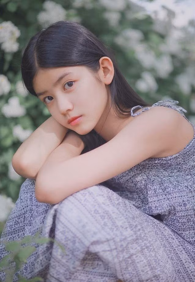 Mới 12 tuổi nhưng Triệu Uẩn Trác đã cao 1m60 và "tiểu mỹ nữ" đã có kinh nghiệm 3 năm trong nghề diễn xuất, rất nhiều người kì vọng cô bé sẽ trở thành "tiểu hoa đán" mới của Trung Quốc.