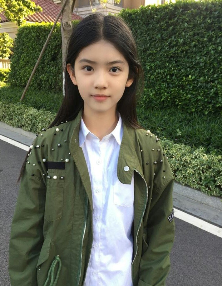 Ngoài đóng phim "tiểu mỹ nữ" xứ Trung còn xuất hiện nhiều trong các clip quảng cáo và trong các bộ ảnh cho các tạp chí nổi tiếng.