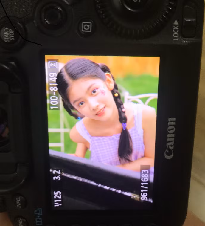 "Tiểu mỹ nữ" 10x nữ diễn viên nhí của Trung Quốc đang là cái tên đầy triển vọng rất được quan tâm. Đến từ tỉnh Chiết Giang bén duyên với diễn xuất từ năm 10 tuổi và đến nay đã có trong tay kha khá những vai diễn từ phụ đến chính.