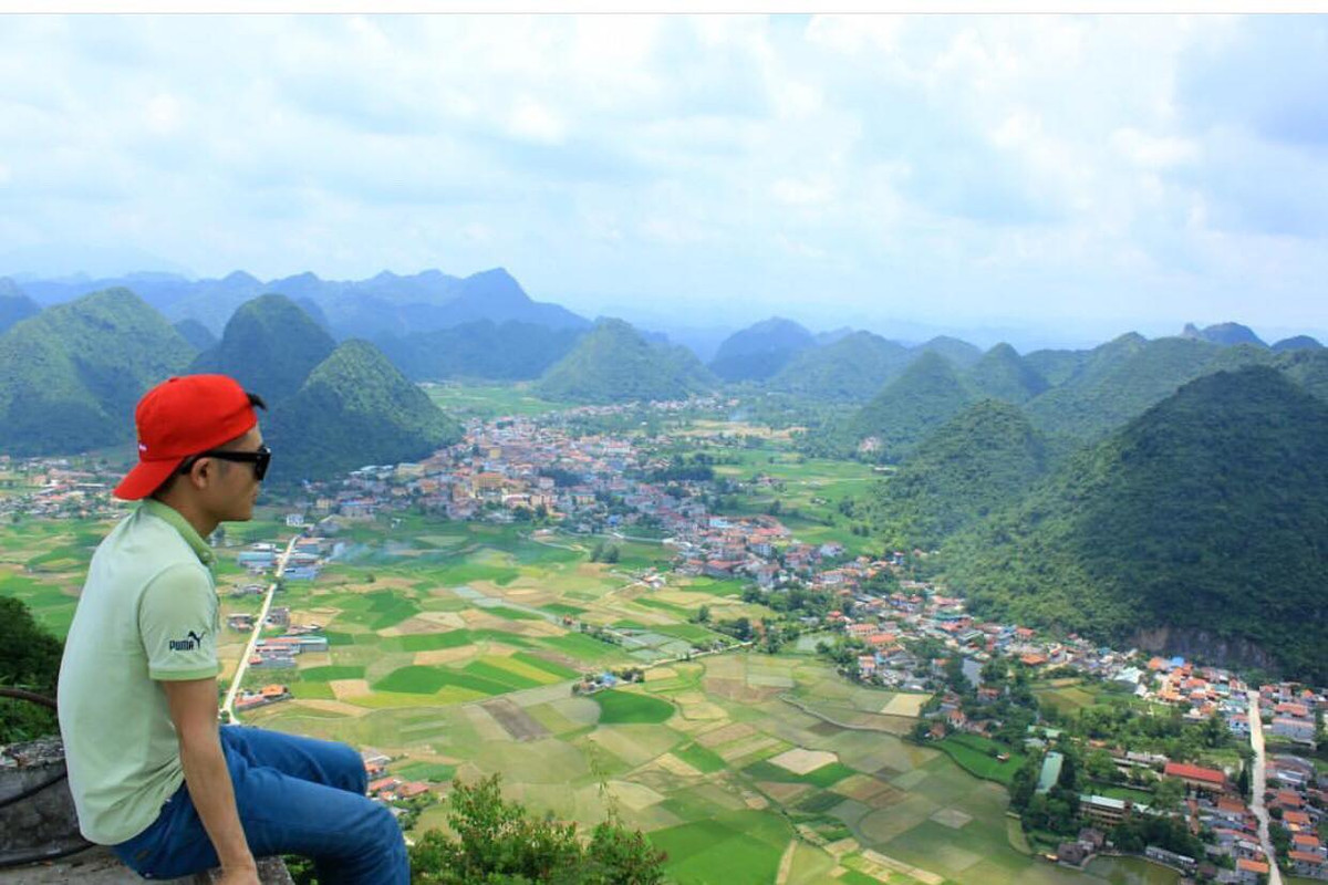 Tuy nhiên, người dân địa phương mới tìm ra một đỉnh núi cách Nà Lay khoảng 1,5 km cũng rất thuận tiện để chiêm ngưỡng biển vàng.