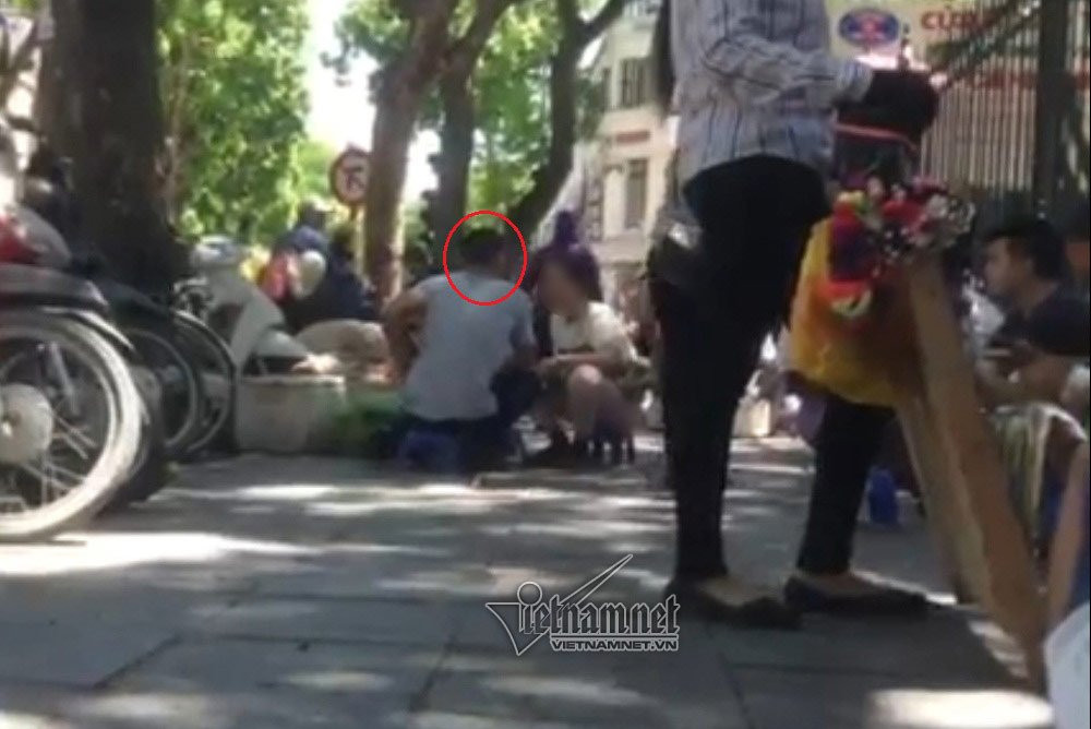 "Cò" Nam trao đổi với phóng viên.