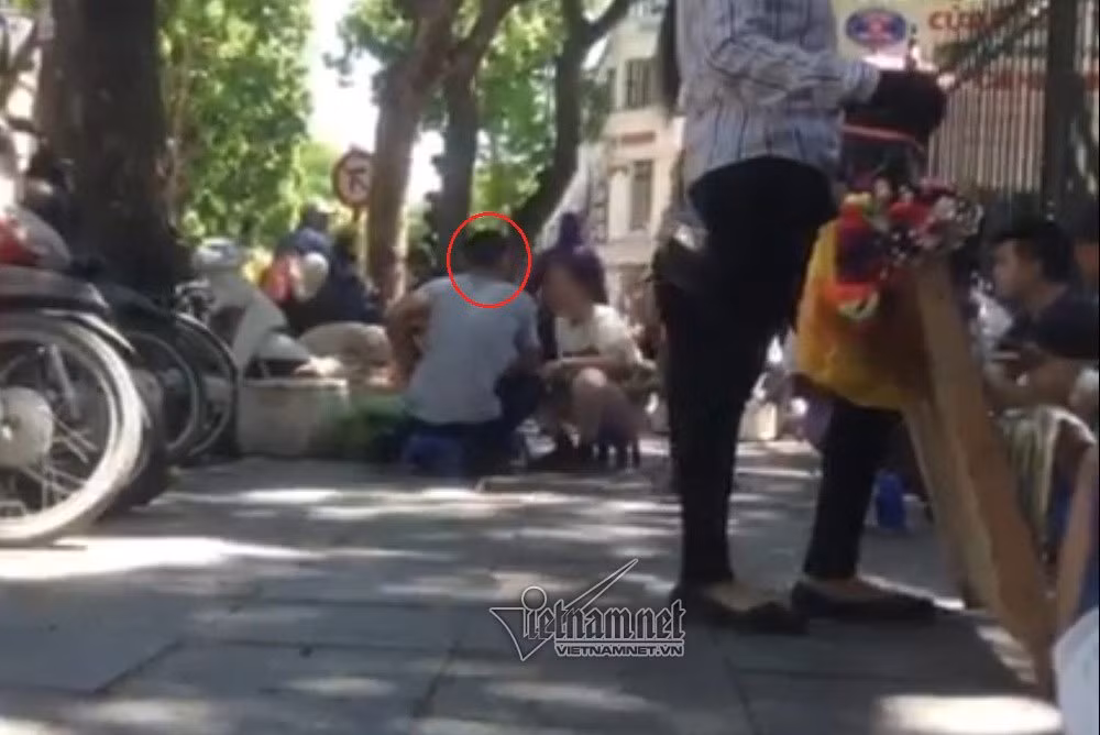 "Cò" Nam trao đổi với phóng viên.