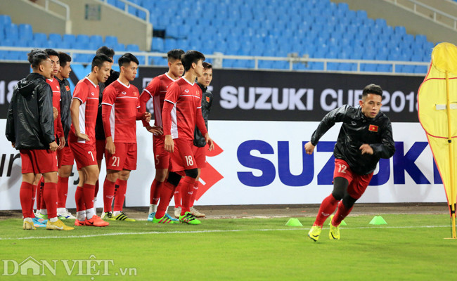 Các phóng viên chỉ được tác nghiệp 15 phút đầu tiên trên SVĐ Quốc gia Mỹ Đình. Khoảng 18h15, tất cả rời sân để đội tuyển tập kín chiến thuật.