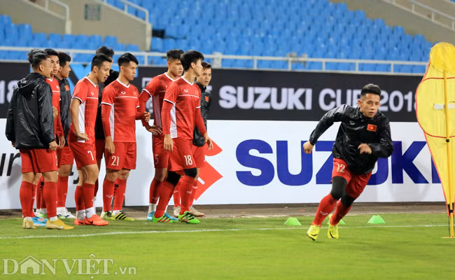 Các phóng viên chỉ được tác nghiệp 15 phút đầu tiên trên SVĐ Quốc gia Mỹ Đình. Khoảng 18h15, tất cả rời sân để đội tuyển tập kín chiến thuật.