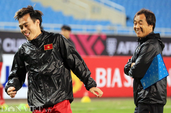 Văn Toàn đã trở lại tập luyện cùng đội tuyển bóng đá Việt Nam. Anh cười đùa cùng trợ lý Lee Young Jin trên sân tập.