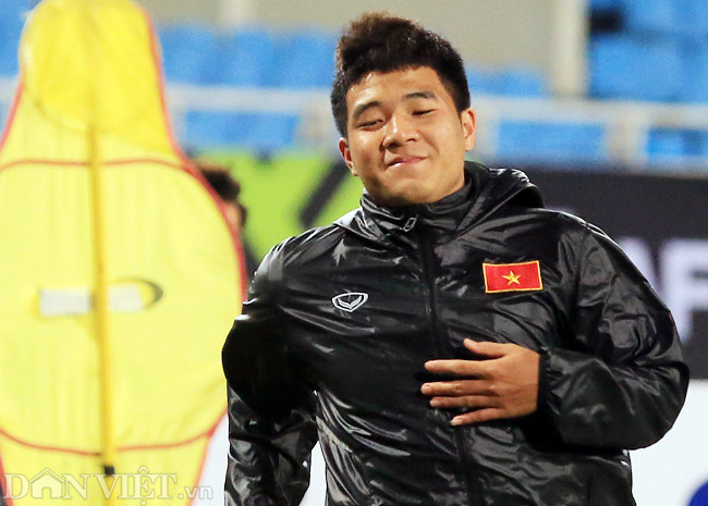 Tiền đạo Hà Đức Chinh vui vẻ tập luyện cùng đội tuyển. Trận trước anh bỏ lỡ khá nhiều cơ hội, trận lượt về này là cơ hội để anh sửa sai.