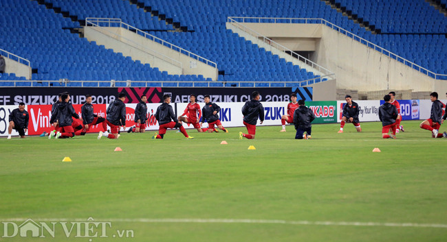 Đúng 18h, tuyển Việt Nam tập luyện trân SVĐ Quốc gia Mỹ Đình. Thời tiết không mưa, có gió nhẹ, nhiệt độ khoảng 17 độ C.
