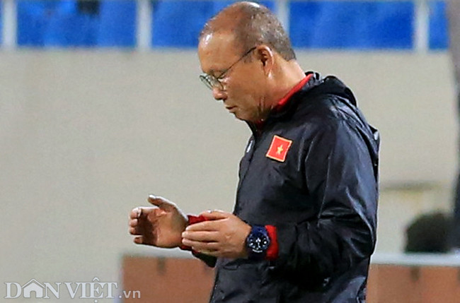 Huấn luyện viên Park Hang-Seo cầu nguyện trước mỗi buổi tập luyện và thi đấu. Đây là một hình ảnh khá quen thuộc của vị chiến lược gia người Hàn Quốc.