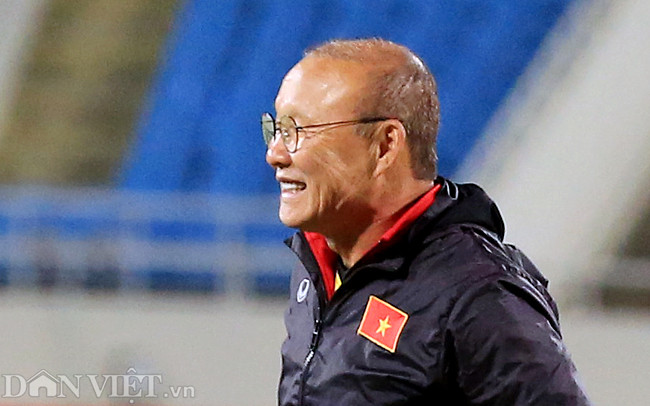 Một biểu cảm thú vị của chiến lược gia người Hàn Quốc khi theo dõi các học trò tập luyện.