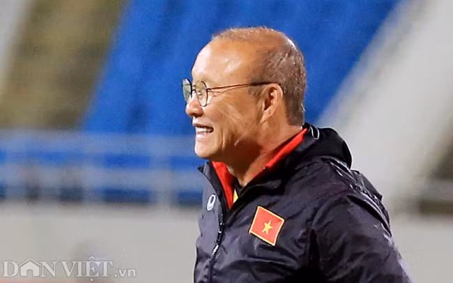 Một biểu cảm thú vị của chiến lược gia người Hàn Quốc khi theo dõi các học trò tập luyện.