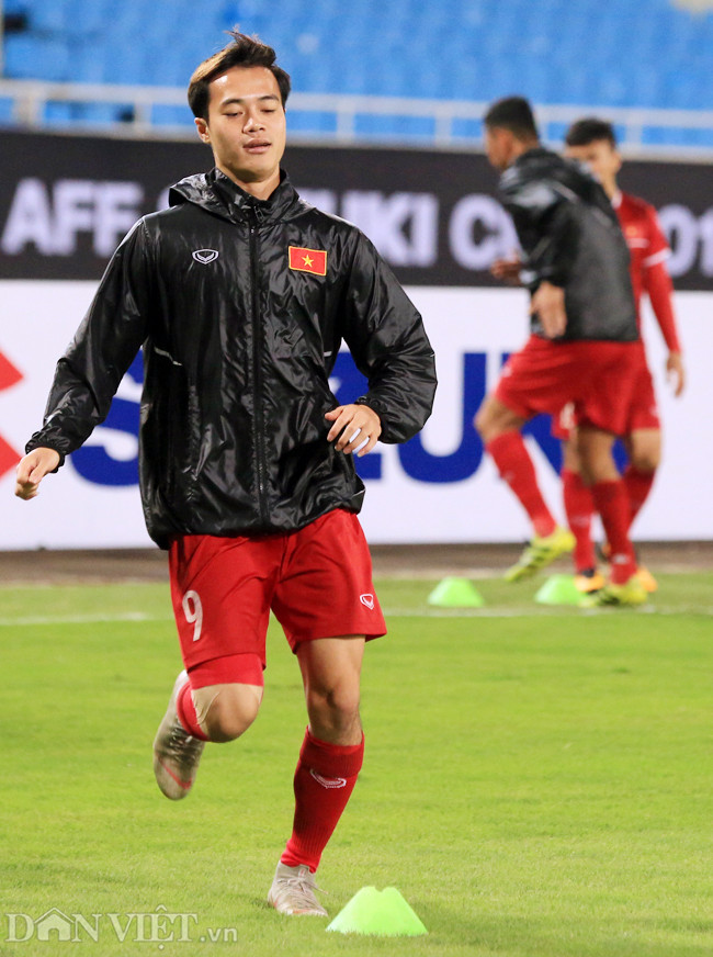 Anh tập theo giáo án ban huấn luyện đề ra, khác với những buổi trước, khi mà anh phải tập riêng với bác sĩ.