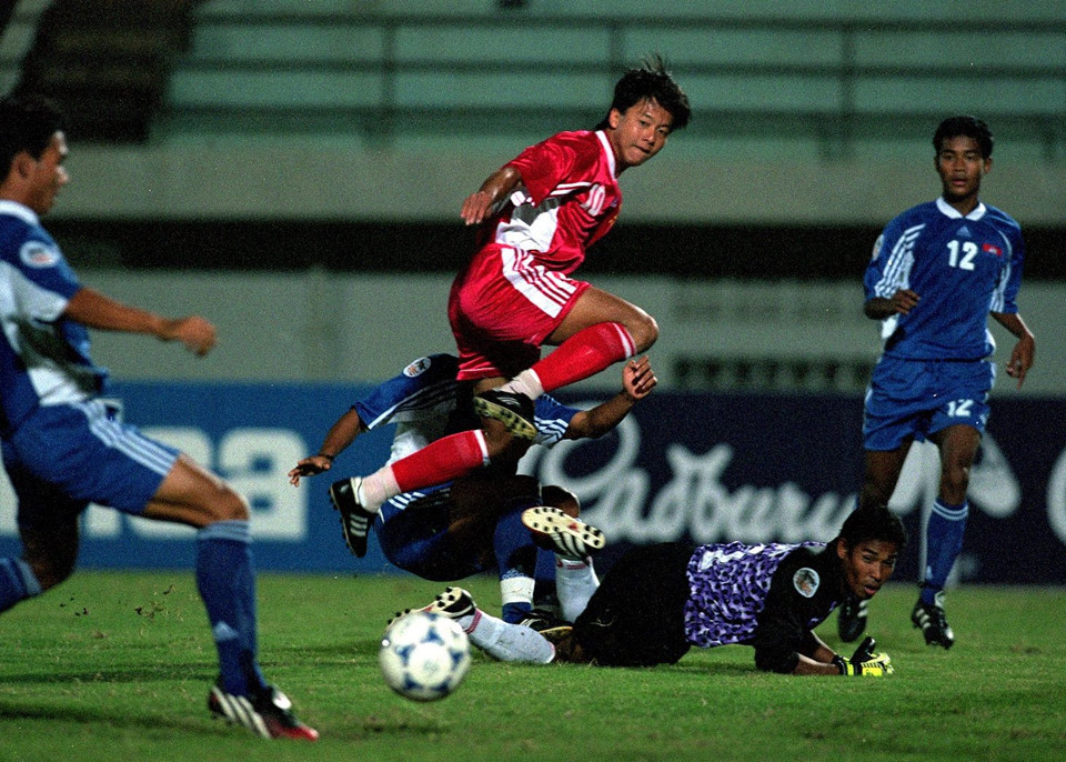 Lê Huỳnh Đức (Việt Nam, 14 bàn). Huyền thoại sinh năm 1972 là cây săn bàn thứ hai của bóng đá Việt Nam tại AFF Cup chỉ sau đàn em Lê Công Vinh. Những bàn thắng này được Huỳnh Đức ghi từ năm 1996 đến năm 2002 khi giải đấu còn mang tên Tiger Cup. Dù tham dự nhưng không ghi bàn trong năm 2004, Huỳnh Đức vẫn trở thành cầu thủ duy nhất chơi trong 5 giải Tiger Cup.