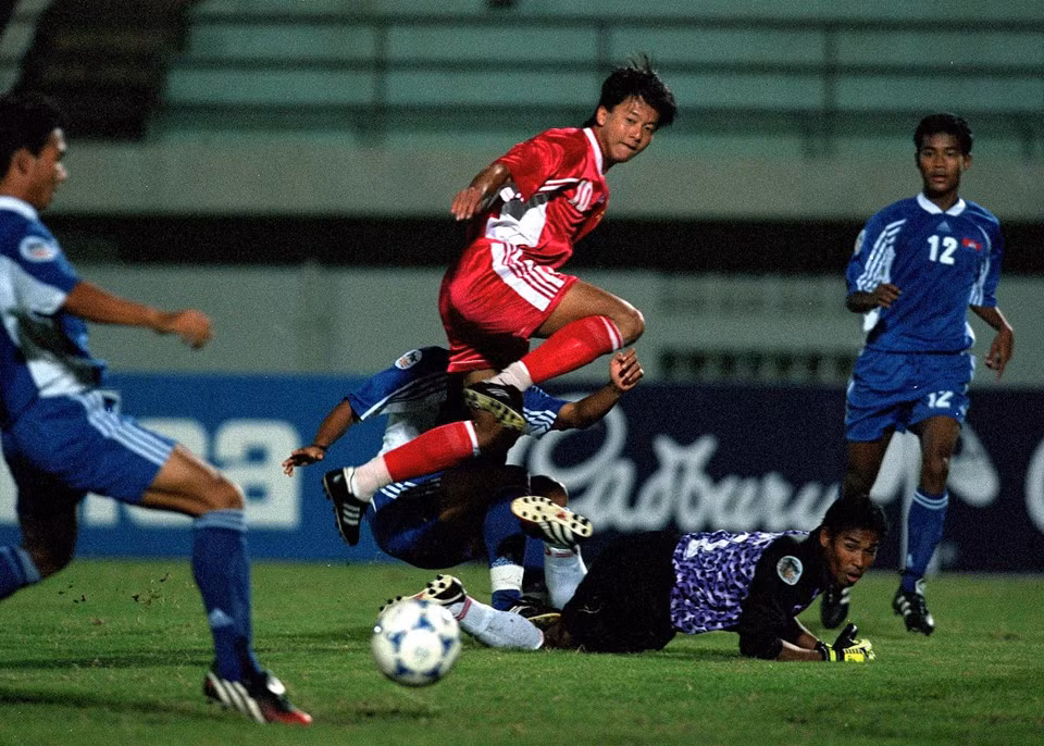 Lê Huỳnh Đức (Việt Nam, 14 bàn). Huyền thoại sinh năm 1972 là cây săn bàn thứ hai của bóng đá Việt Nam tại AFF Cup chỉ sau đàn em Lê Công Vinh. Những bàn thắng này được Huỳnh Đức ghi từ năm 1996 đến năm 2002 khi giải đấu còn mang tên Tiger Cup. Dù tham dự nhưng không ghi bàn trong năm 2004, Huỳnh Đức vẫn trở thành cầu thủ duy nhất chơi trong 5 giải Tiger Cup.