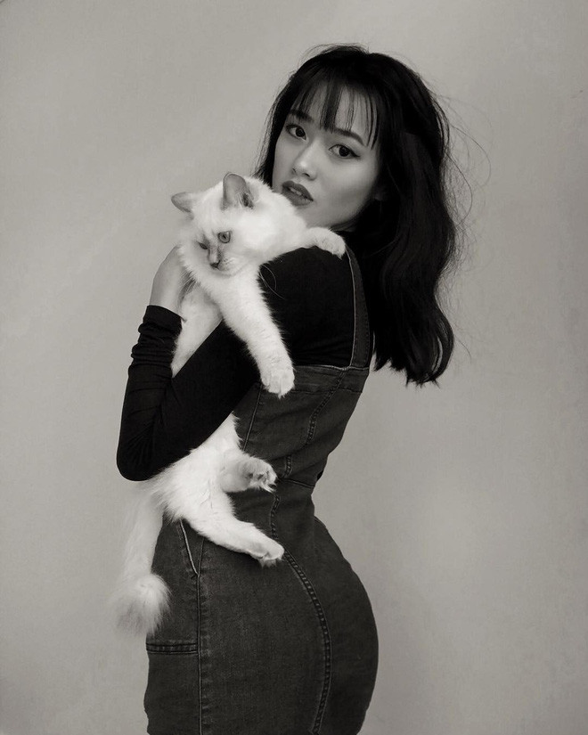 Thảo Dung chia sẻ mình là người hoà đồng, yêu thích nghệ thuật, đặc biệt là hội hoạ và nhiếp ảnh.