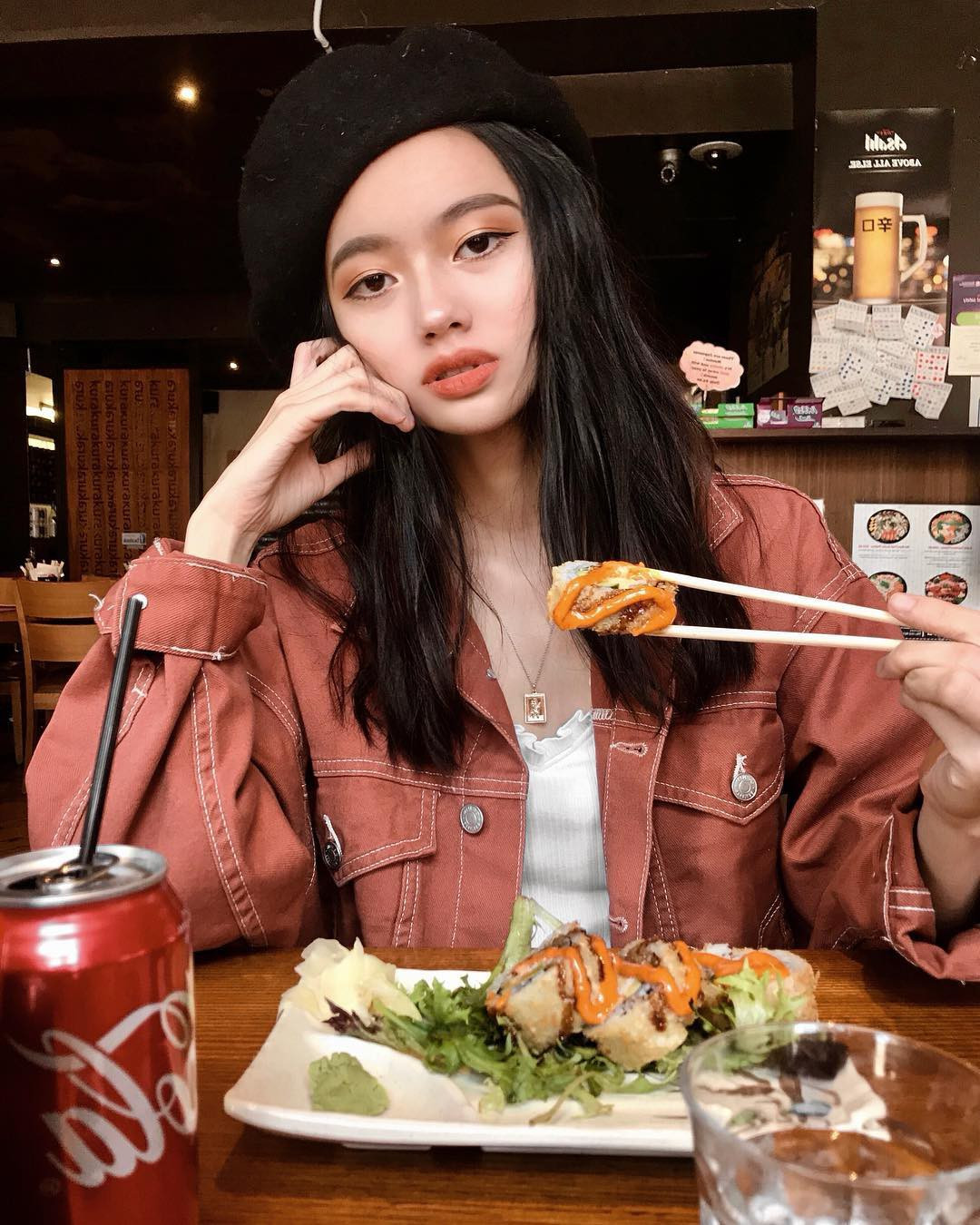 Gu thời trang cực chất, khuôn mặt ấn tượng, Thảo Dung còn gây chú ý khi là một blogger kiêm mẫu ảnh khá nổi trong cộng đồng du học sinh tại Úc. Tranh thủ sau giờ học hoặc kỳ nghỉ, du học sinh xinh đẹp thường tham gia chụp lookbook cho một số hãng thời trang và quay video cho blog cá nhân.