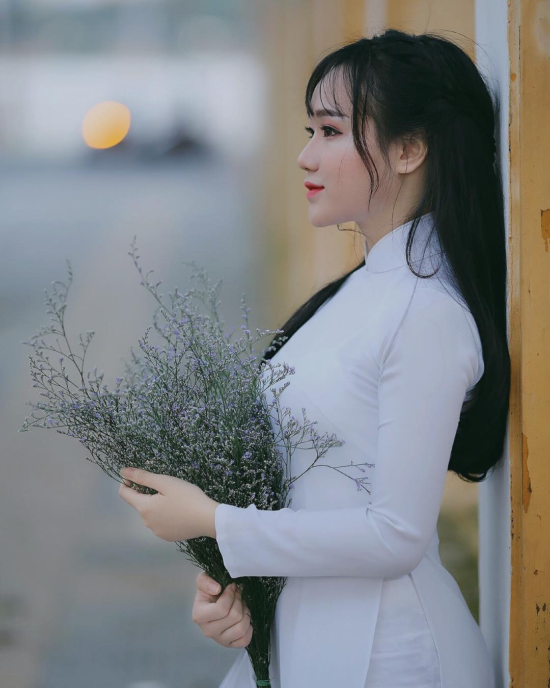 Nói về bí kíp khi chụp ảnh thẻ, Vân bật mí: "Mình thường ngồi thẳng, vén hết tóc ra sau, mở to mắt, miệng hơi mỉm, sau đó nhìn thẳng vào ống kính và nghe thợ ảnh đếm đến 1, 2, 3".