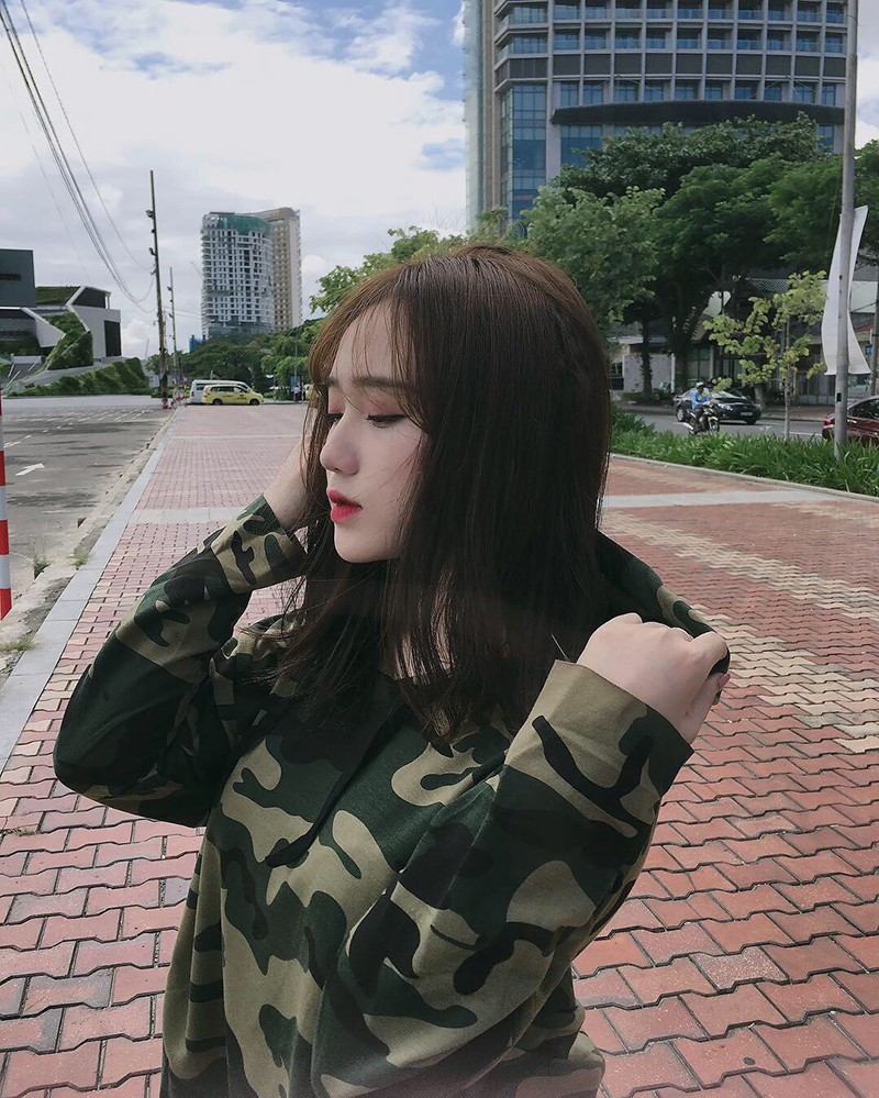 Thi đậu vào trường ĐH Luật TP.HCM. Tuy nhiên, "hot girl ảnh thẻ" yêu thích và muốn thử sức với công việc kinh doanh nên đã bảo lưu việc học để triển khai ý tưởng riêng trong năm tới.