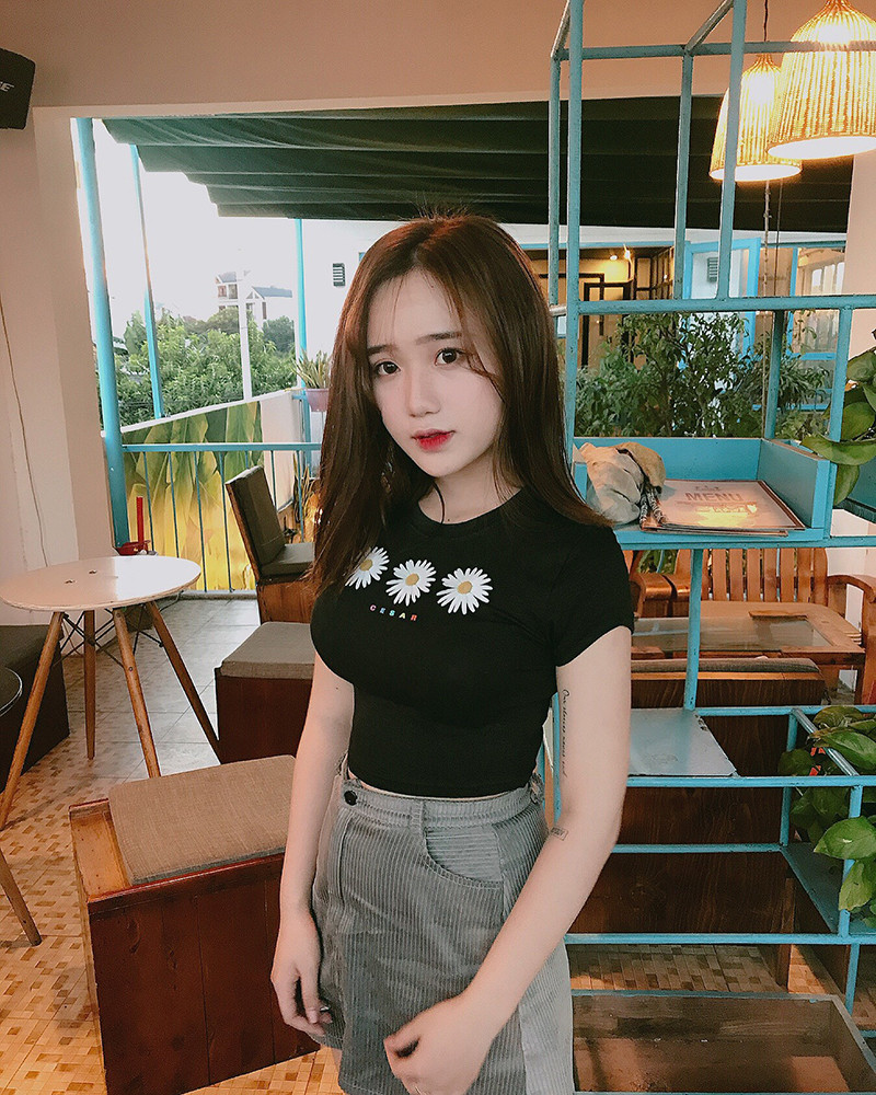 Rất nhiều bạn trẻ hỏi xin bí kíp chụp ảnh thẻ xinh như hot girl của Hồng Vân.