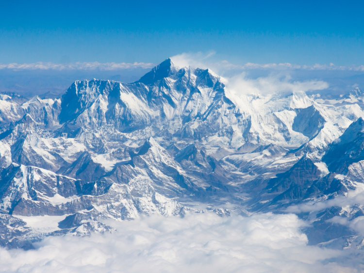 4. Núi Everest, Tây Tạng và Nepal: Ngọn núi cao nhất thế giới không hề dễ chinh phục ngay cả với những người gan dạ nhất. “Vùng chết” của núi Everest nằm ở độ cao 8.000 m so với mực nước biển, nó có nồng độ ôxy thấp và áp suất thấp. Mặc dù vậy, phần lớn trường hợp tử vong là do tuyết lở. Khoảng hơn 200 người thiệt mạng, khi đang chinh phục ngọn núi này.