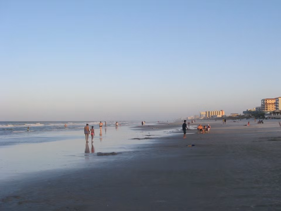 9. Hạt Volusia, bang Florida, Mỹ: Bang Florida sở hữu một số bãi biển đẹp nhất trên thế giới, nhưng du khách cần chú ý tới cá mập. Vào năm 2017, hạt Volusia đã chứng kiến 9 vụ cá mập tấn công người, cao nhất trên thế giới.