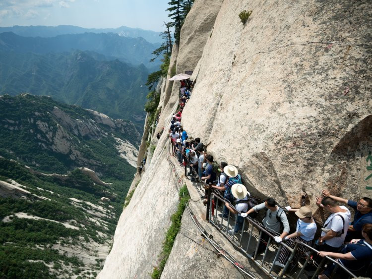 8. Núi Hoa Sơn, Trung Quốc: Tuyến đường đi bộ nằm trên vách núi Hoa Sơn bao gồm những tấm ván gỗ có chiều rộng rất hẹp. Nhiều người coi đây là tuyến đi bộ nguy hiểm nhất thế giới, nhưng thực chất nó là nơi an toàn nhất trên núi, bởi vì du khách được yêu cầu đeo thiết bị bảo hiểm.
