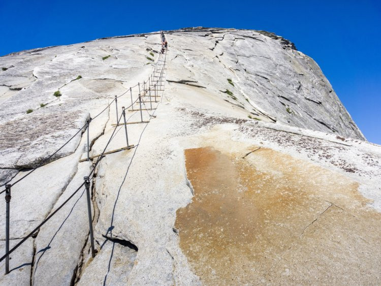 11. Half Dome, vườn quốc gia Yosemite, Mỹ: Để chinh phục đỉnh Half Dome trong vườn quốc gia Yosemite, du khách phải trèo lên vách núi bằng dây cáp. Từ năm 2010, các nhà quản lý chỉ cho phép 300 người chinh phục đỉnh núi này mỗi ngày để đảm bảo an toàn.