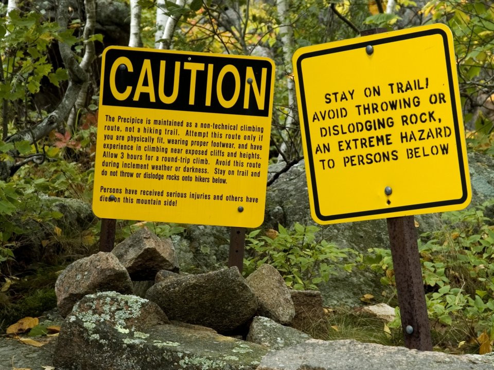 2. Đường Precipice Trail, vườn quốc gia Acadia, Mỹ: Tuyến đi bộ đường trường Precipice Trail trong vườn quốc gia Acadia vô cùng nguy hiểm, với các đoạn bậc thang nằm trên vách đá dựng đứng. Một phụ nữ đã thiệt mạng khi đang chinh phục cung đường này vào năm 2012. Đây là trường hợp tử vong đầu tiên từ năm 1985.