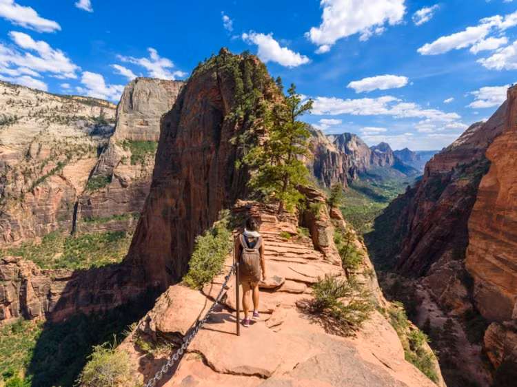 10. Tuyến đường Angel's Landing, vườn quốc gia Zion, Mỹ: Tuyến đi bộ đường trường này có chiều rộng rất hẹp và hai bên là vách núi cao khoảng 300m. Ít nhất 6 người đã thiệt mạng khi khám phá cung đường này từ năm 2004.