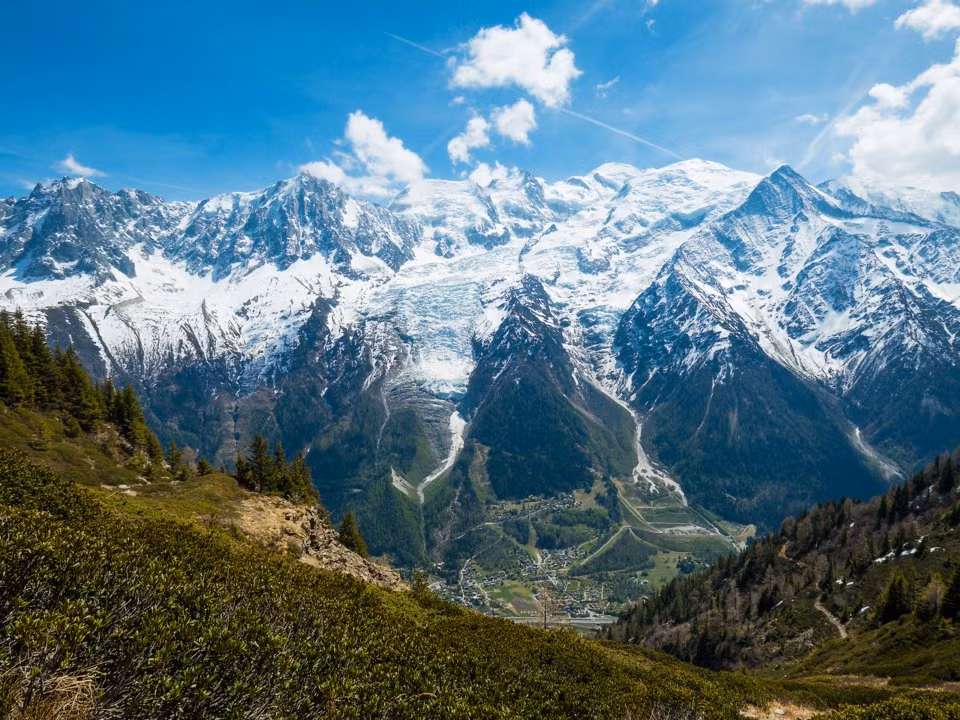 6. Núi Blanc, Pháp: Tạp chí Atlantic đánh giá núi Blanc là một trong những ngọn núi nguy hiểm nhất thế giới, với trung bình 100 người tử vong mỗi năm. Một trong những lý do khiến số người chết cao như vậy là quá nhiều tour du lịch.