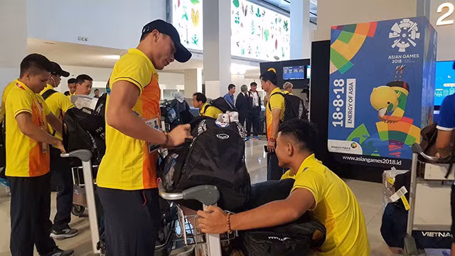 Olympic Viet Nam den Jakarta, khoi dong ngay tai san bay-Hinh-3