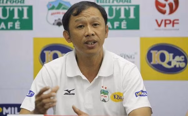 HLV Dương Minh Ninh hài lòng về công tác trọng tài. Ảnh: IT.