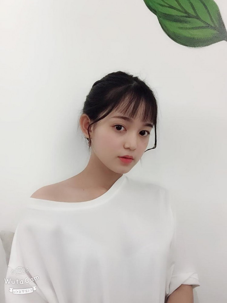 Sau một hồi "truy lùng" dân mạng đã truy ra được info của nữ sinh mặc áo dài, cô bạn có tên là Trương Thị Diệp Quyên, hiện đang là học sinh lớp 12 (sinh năm 2001) tại trường THPT Lò Vấp 3, Đồng Tháp.