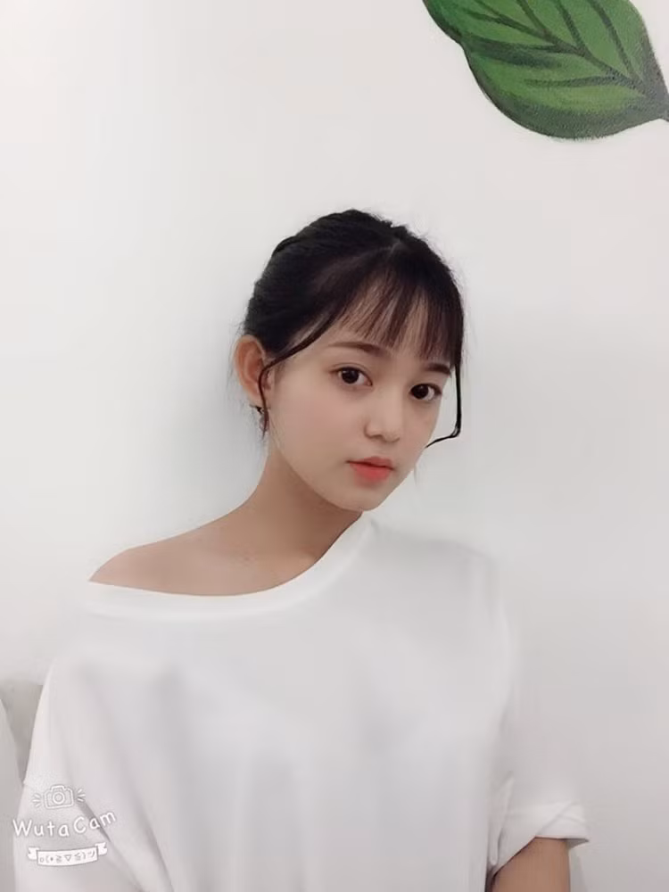 Sau một hồi "truy lùng" dân mạng đã truy ra được info của nữ sinh mặc áo dài, cô bạn có tên là Trương Thị Diệp Quyên, hiện đang là học sinh lớp 12 (sinh năm 2001) tại trường THPT Lò Vấp 3, Đồng Tháp.