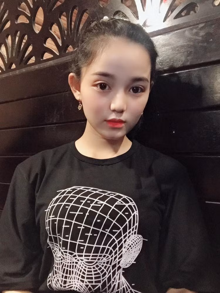 Sở hữu khuôn mặt baby, nước da trắng, đôi mắt tròn to khiến cô bạn luôn nổi bật trước đám đông.