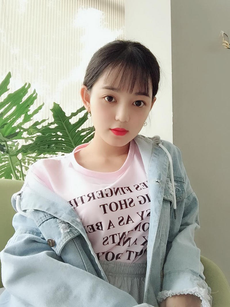 Diệp Quyên từng đạt giải nhì học sinh giỏi Văn cấp huyện và giải 3 học sinh giỏi Văn cấp tỉnh năm lớp 9. Lên cấp 3, điểm tổng kết môn Văn của Quyên luôn đứng top 1 trong lớp.