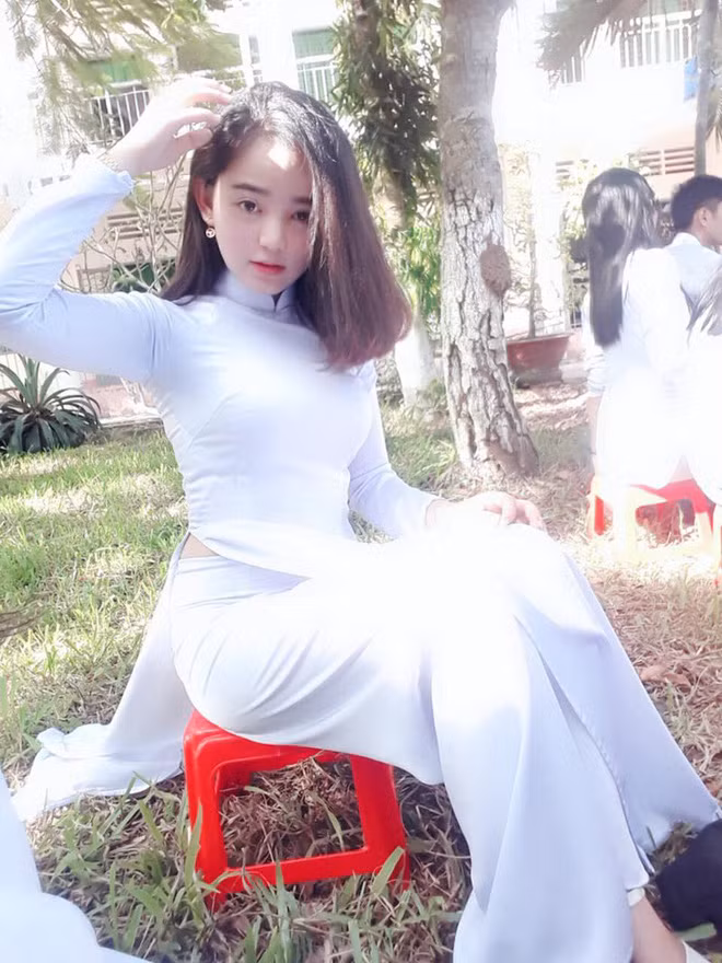 Diệu Quyên vẫn cảm thấy may mắn khi nghĩ rằng khuôn mặt trẻ thơ của cô bạn chính là một trong những điều đặc biệt nhất được khi mọi người nhắc đến.